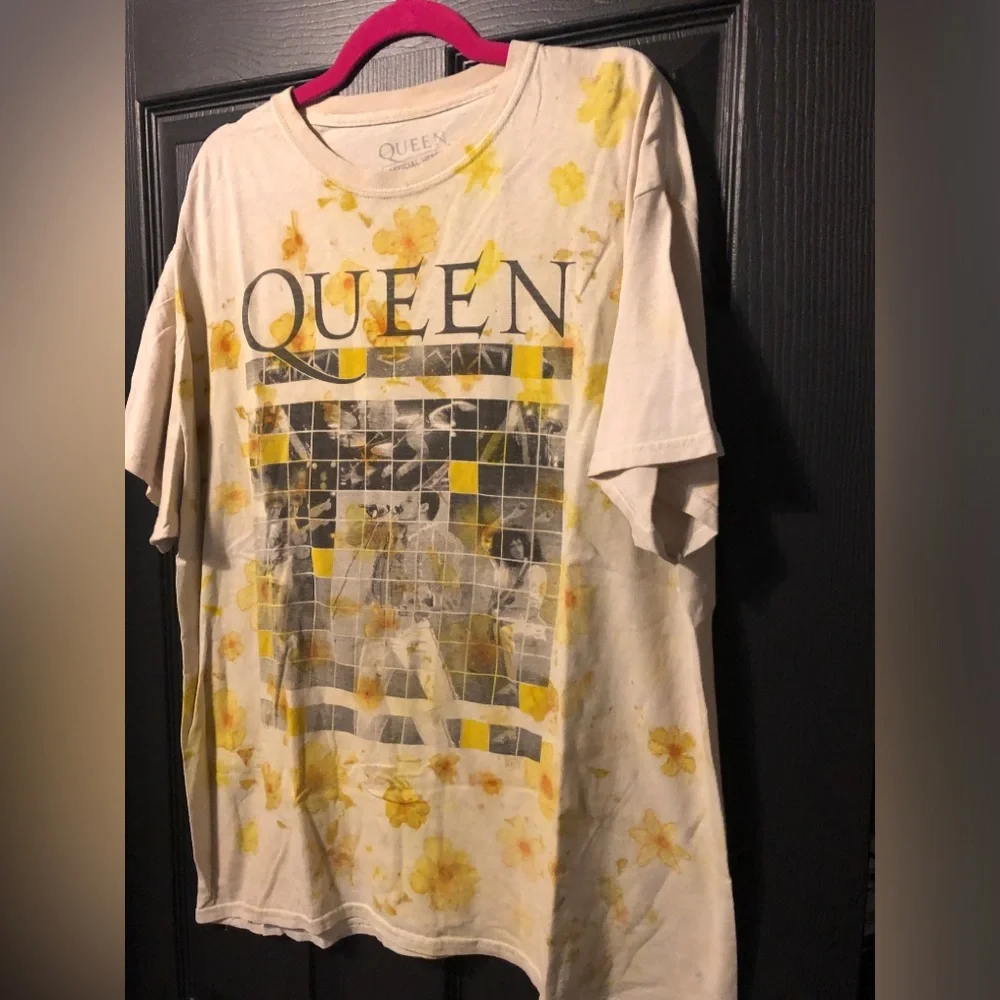 Queen Graphic Tee - Yellow Floral Vintage-Style Men’s Shirt
Distressed look - Picture 4 of 4